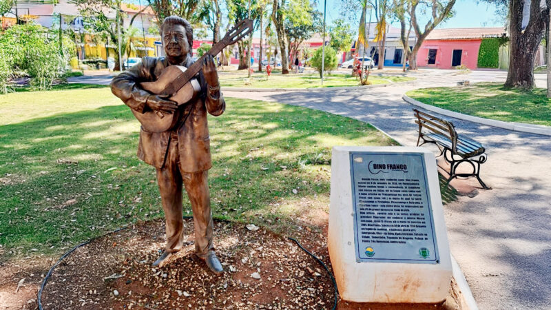 Curiosidade sobre Paranapanema | Conheça o monumento em homenagem ao cantor Dino Franco, ícone da música sertaneja