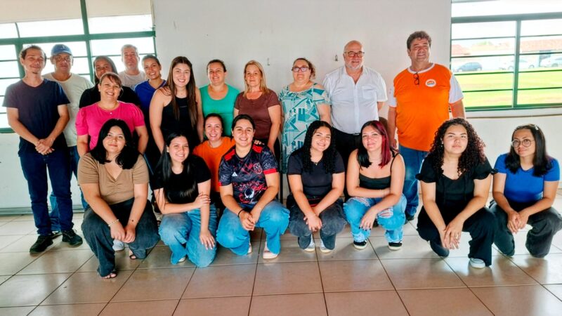 Presidente Itamiro Floriano percorre setores para convidar os Servidores para Confraternização de Final de Ano