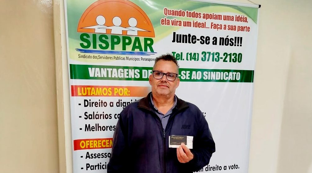 Servidor Ernani Marques garante seu prêmio sorteado na sede do SISPPAR e leva para casa um vale compras exclusivo